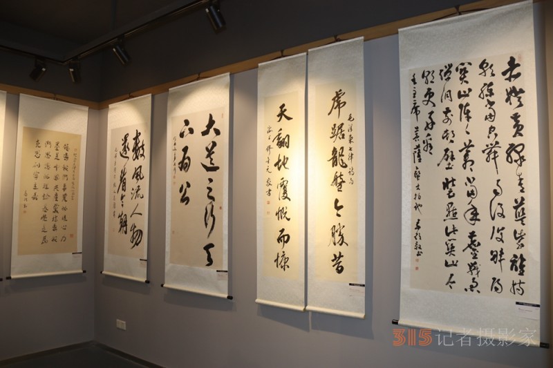 “緬懷領(lǐng)袖， 砥礪前進(jìn)”——紀(jì)念毛澤東同志誕辰130周年書法篆刻名家作品邀請展在上海中國書法院揭幕