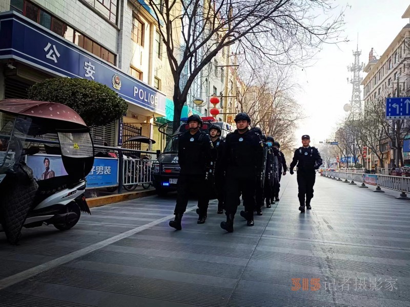 甘肅禮縣特巡警:元旦“警”相伴 守護“不打烊”