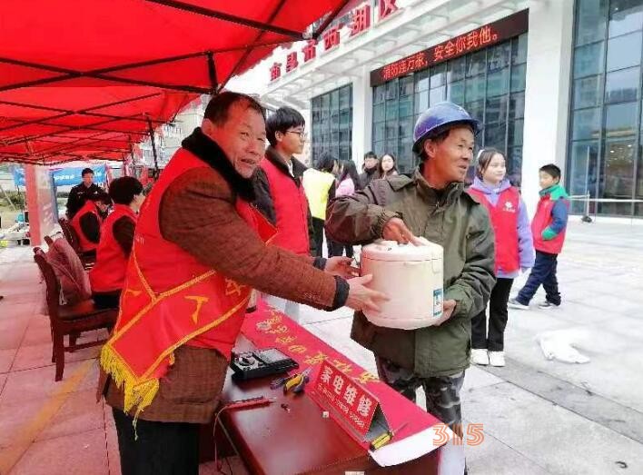 身邊學(xué)雷鋒，黨員當(dāng)先鋒