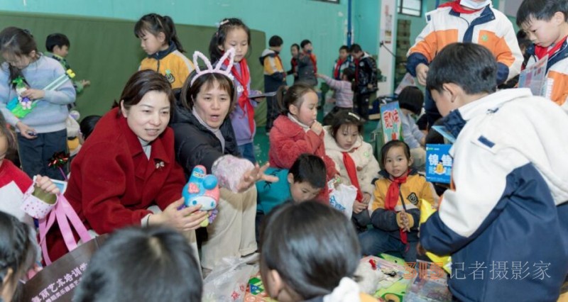 開展愛(ài)心義賣，踐行雷鋒精神