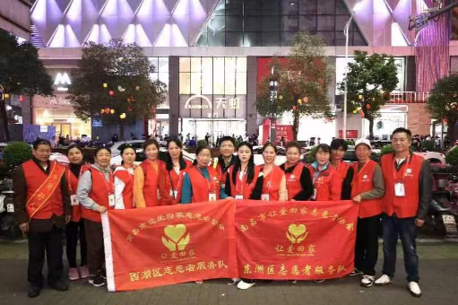 南昌市讓愛回家志愿者協(xié)會學雷鋒做善事，尋街友幫群眾