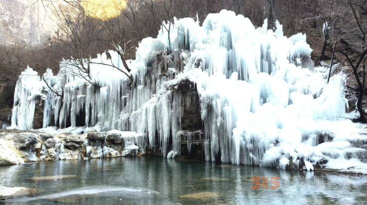 云臺(tái)山小寨溝景區(qū)泉瀑峽之夢(mèng)幻冰凌世界