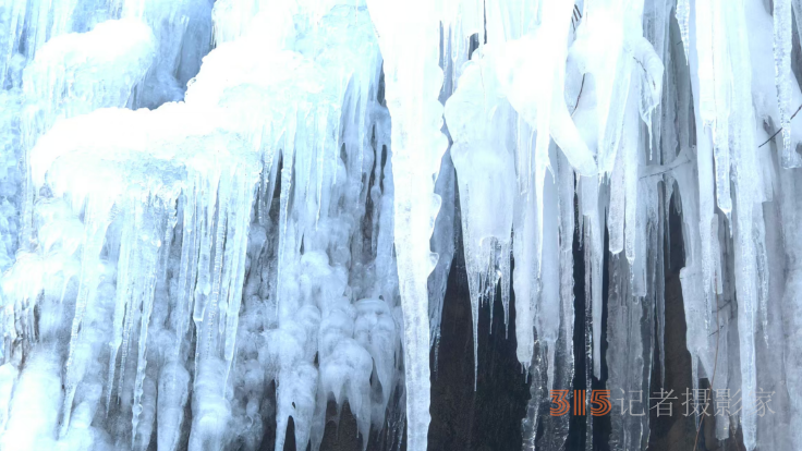 云臺(tái)山小寨溝景區(qū)泉瀑峽之夢(mèng)幻冰凌世界