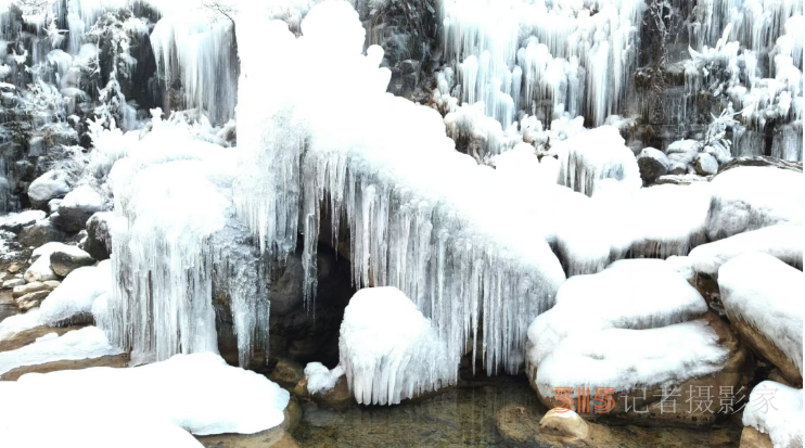云臺(tái)山小寨溝景區(qū)泉瀑峽之夢(mèng)幻冰凌世界