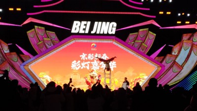 瓏瓏三五夜  燈與月相映