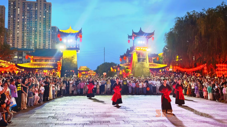 洛邑古城夜未央，漢服華彩映華光