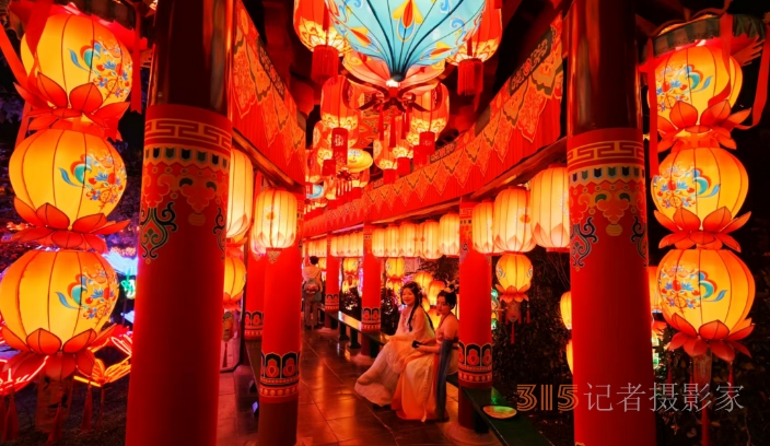 虹橋星瀑映汴梁，清明上河園夜場(chǎng)“燃爆”宋韻長(zhǎng)卷