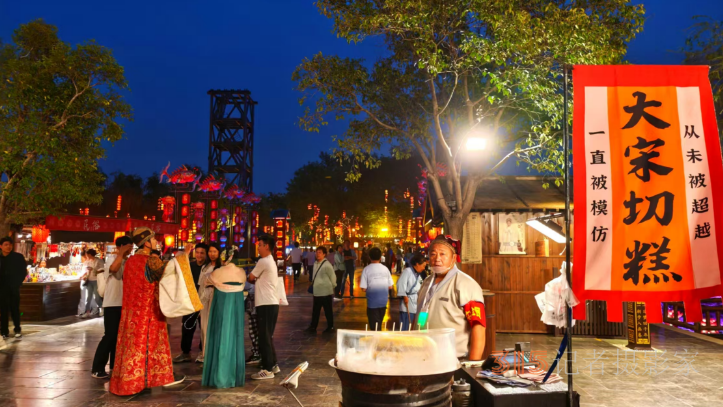 虹橋星瀑映汴梁，清明上河園夜場(chǎng)“燃爆”宋韻長(zhǎng)卷