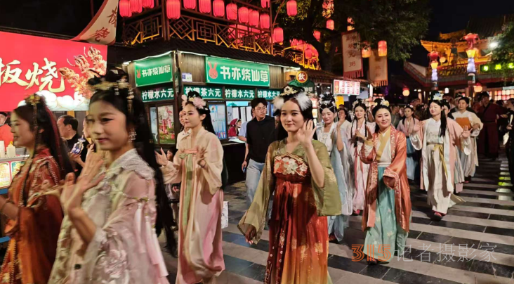 虹橋星瀑映汴梁，清明上河園夜場(chǎng)“燃爆”宋韻長(zhǎng)卷