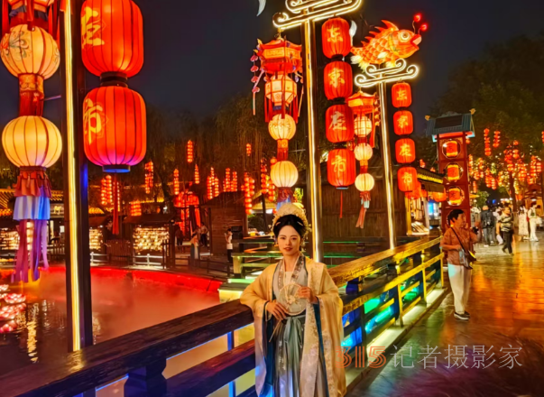 虹橋星瀑映汴梁，清明上河園夜場(chǎng)“燃爆”宋韻長(zhǎng)卷