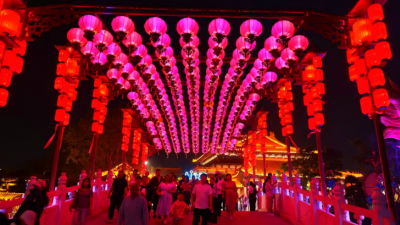 虹橋星瀑映汴梁，清明上河園夜場“燃爆”宋韻長卷