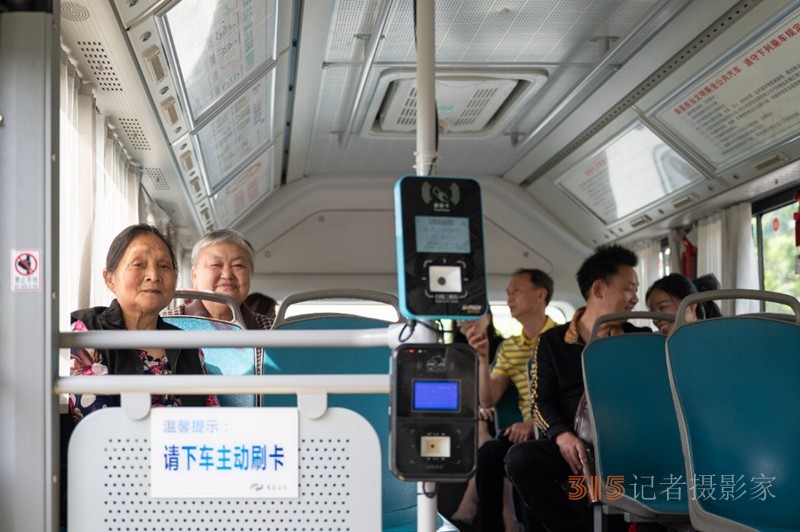 2025年4月17日，川渝8路省際公交，乘客們流露出開心的笑容。記者羅斌 攝/視覺(jué)重慶