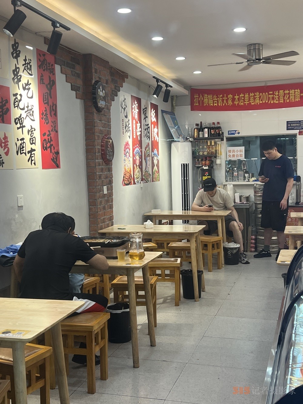 一家店面，兩班人馬：上海社區(qū)里的“拼店”生存術(shù)