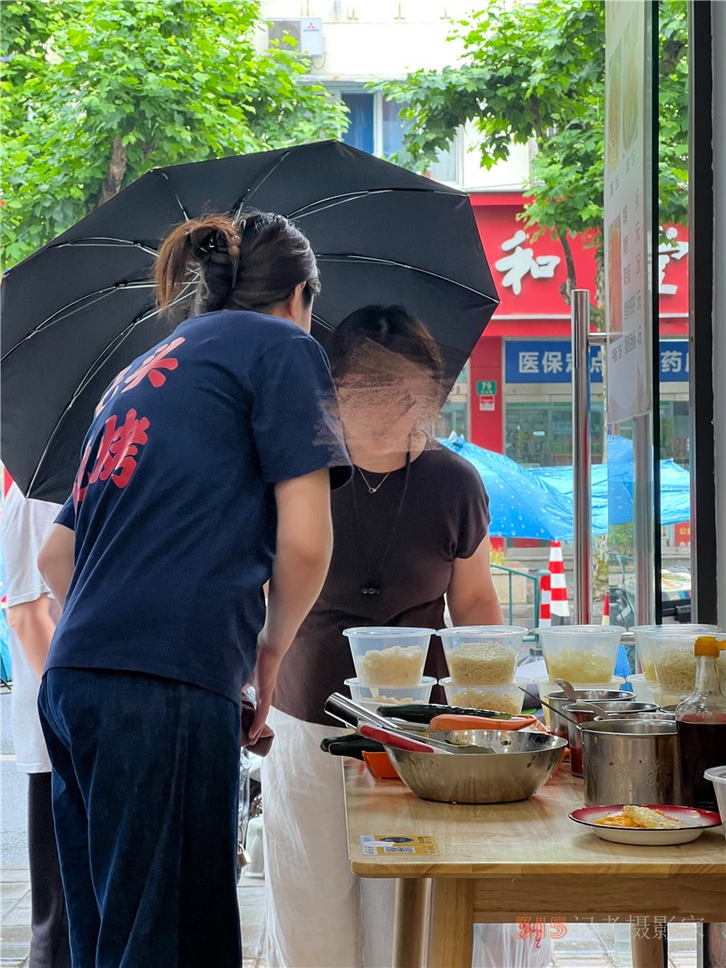 一家店面，兩班人馬：上海社區(qū)里的“拼店”生存術(shù)