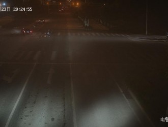 河北大廠(chǎng)：一奔馳車(chē)紅綠燈超速致兩名高中生殞命