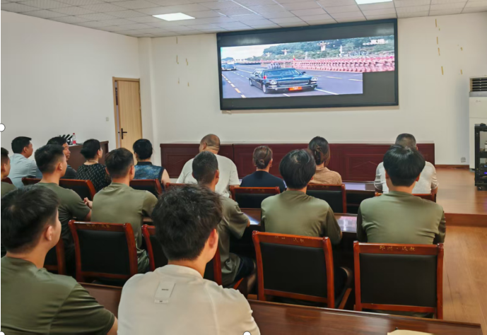  江蘇邳州官湖鎮(zhèn)武裝部組織?應(yīng)征青年集體觀看“9.3閱兵”
