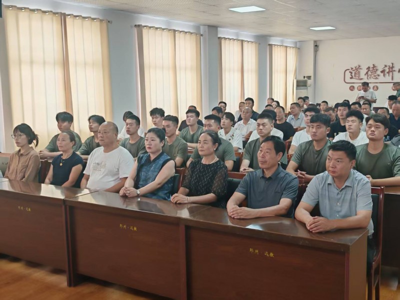 讓我們一起見證高光時刻 ——邳州市官湖鎮(zhèn)新華村組織參閱士兵家屬集中觀看“9.3”閱兵直播
