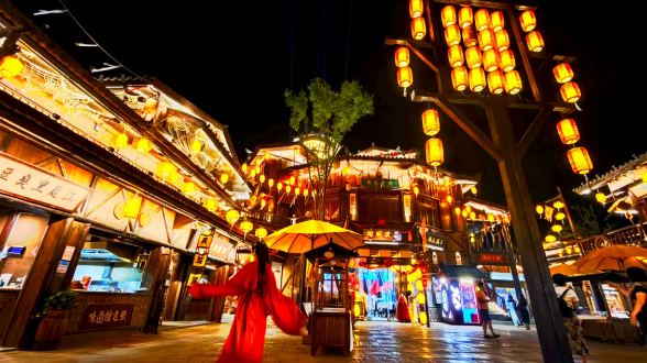 武漢江夏里：燈火璀璨繪就夢幻畫卷