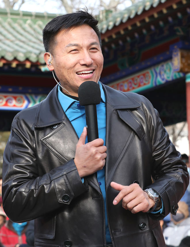 男高音歌唱家魏廣德在北京蓮花池公園舉辦個(gè)人獨(dú)唱義演音樂會