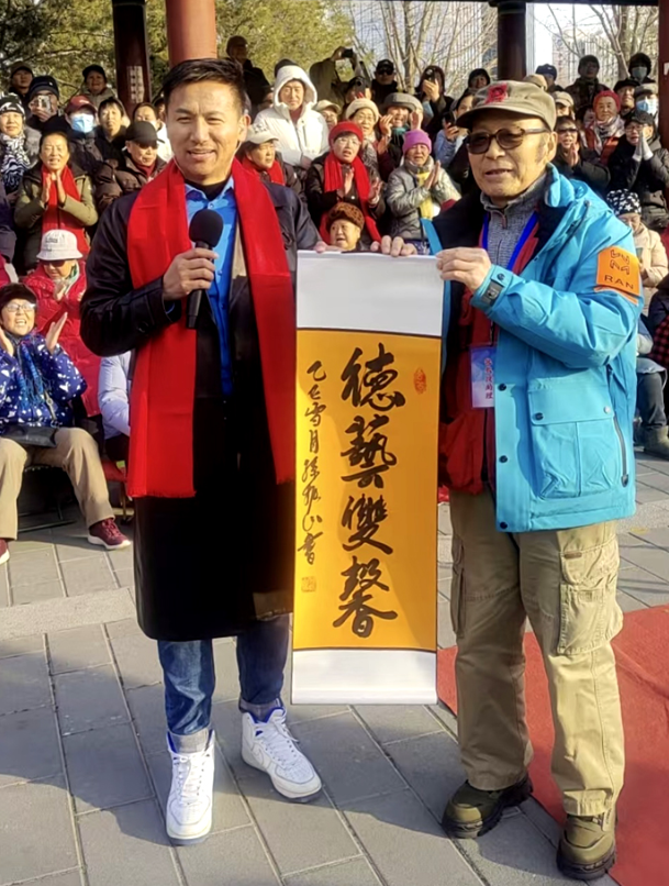 男高音歌唱家魏廣德在北京蓮花池公園舉辦個(gè)人獨(dú)唱義演音樂會