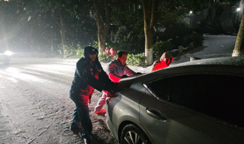 風(fēng)雪夜，退伍軍人化身“推車(chē)俠”