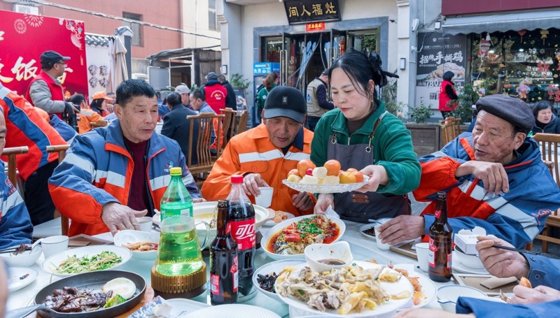 快門(mén)聲暖異鄉(xiāng)客 飯香宴敬環(huán)衛(wèi)人——余姚愛(ài)心年夜飯繪就城市文明新圖景