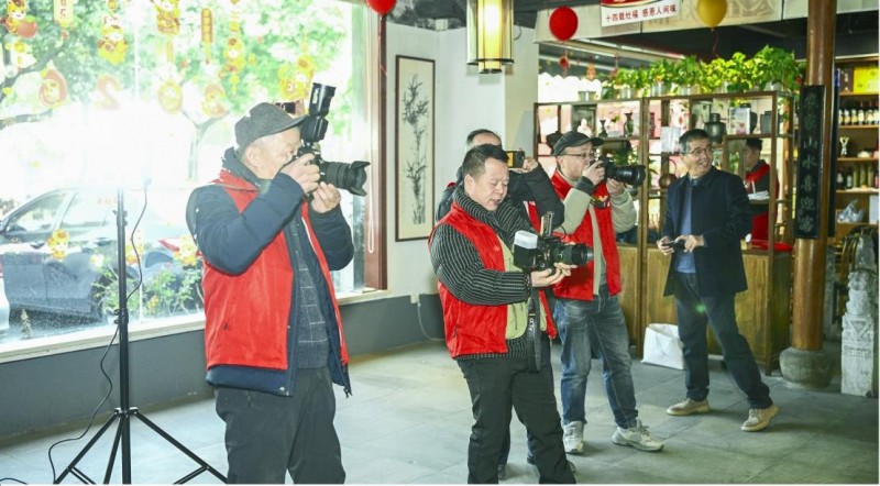 快門(mén)聲暖異鄉(xiāng)客 飯香宴敬環(huán)衛(wèi)人——余姚愛(ài)心年夜飯繪就城市文明新圖景