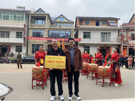 鼓樂歡騰慶元宵 鄉(xiāng)音雅韻潤(rùn)民心——龍岡女子鼓舞隊(duì)?wèi)c元宵展演暨鄉(xiāng)村音樂會(huì)圓滿舉行