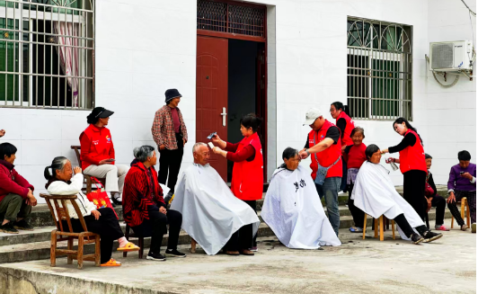 免費理發暖人心 留守老人展笑顏