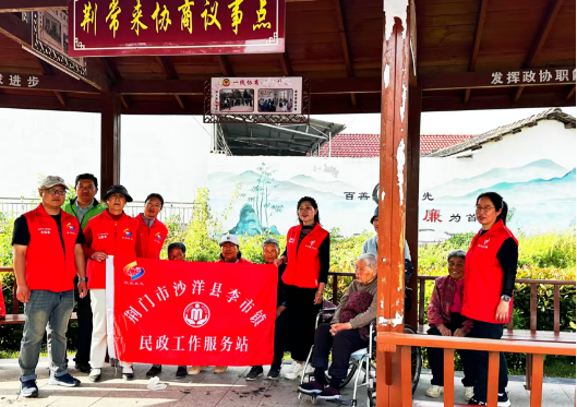 免費理發暖人心 留守老人展笑顏