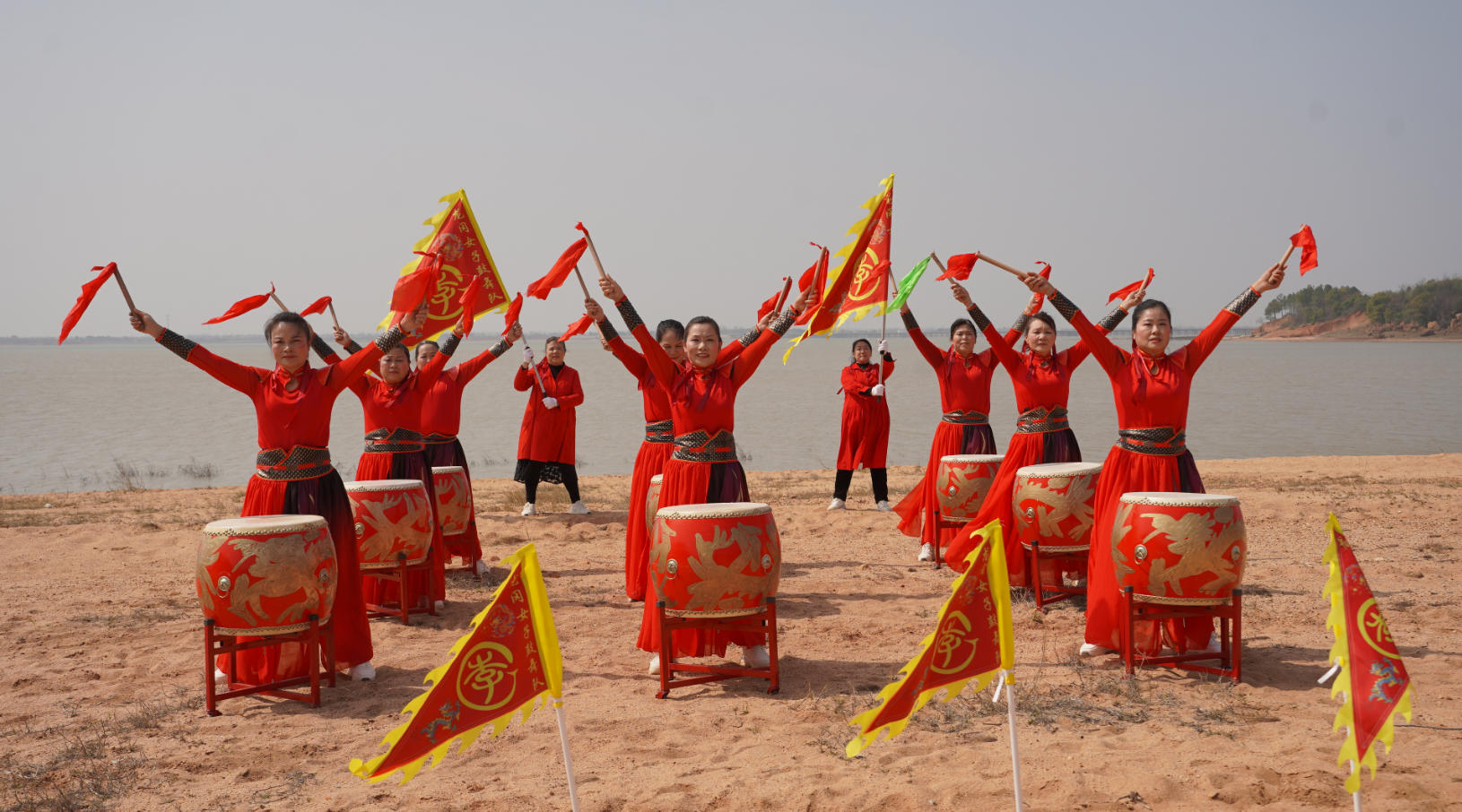 江西博陽李家文工團(tuán)龍岡女子鼓舞隊(duì)亮相西湖李家