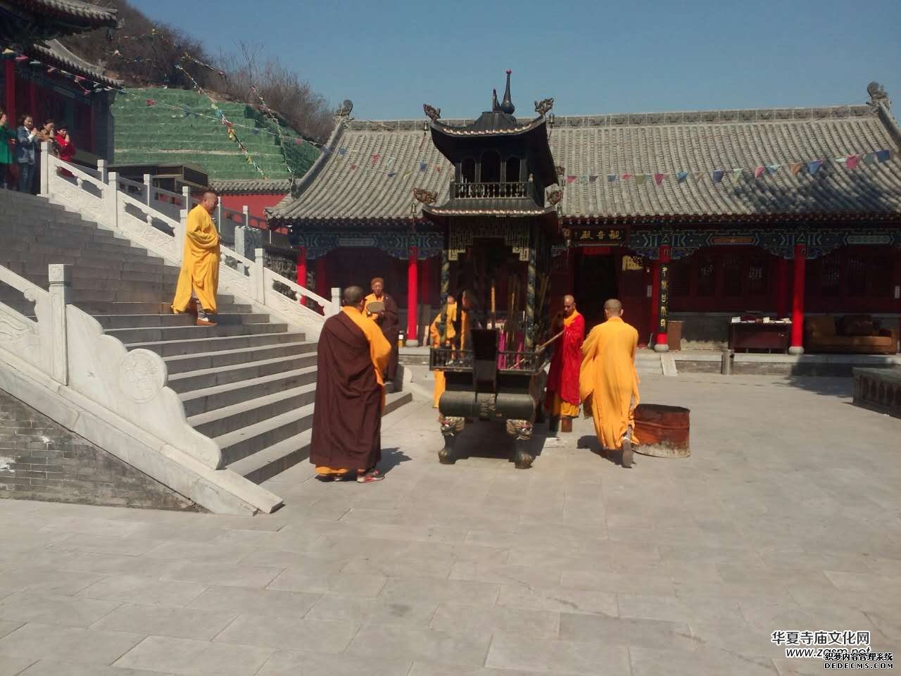 太原市晉源區南山寺法訊:農歷三月二十八上午吉祥普佛法會