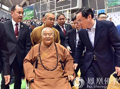 星云大師講座現(xiàn)場 4000人齊聲高呼大師吉祥 星云大師講座現(xiàn)場 4000人齊聲高呼大師吉祥