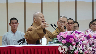 星云大師講座現(xiàn)場 4000人齊聲高呼大師吉祥 星云大師講座現(xiàn)場 4000人齊聲高呼大師吉祥