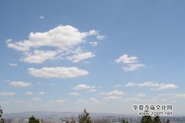 太原南山寺吉祥普佛法會天空現萬朵祥云