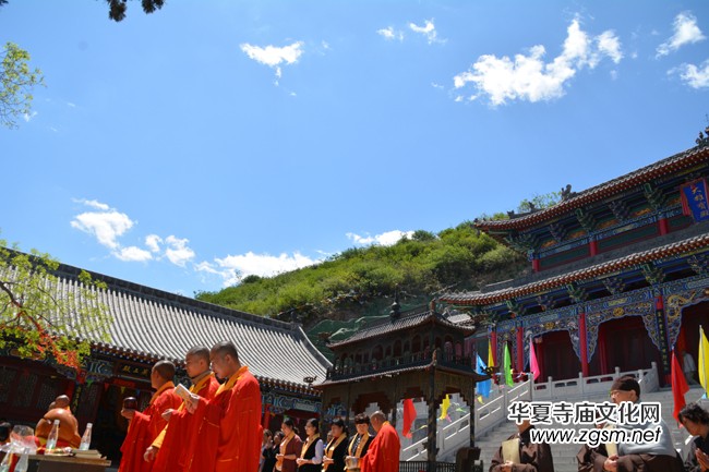 太原南山寺吉祥普佛法會天空現萬朵祥云