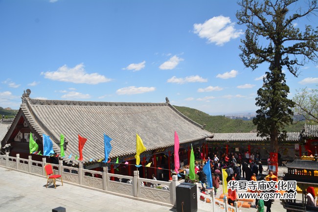 太原南山寺吉祥普佛法會天空現萬朵祥云