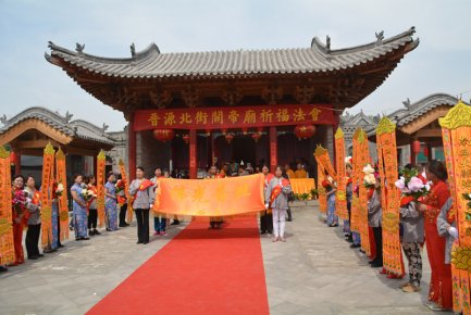 太原晉源北街關(guān)帝廟舉行祈福法會，現(xiàn)日暈天象