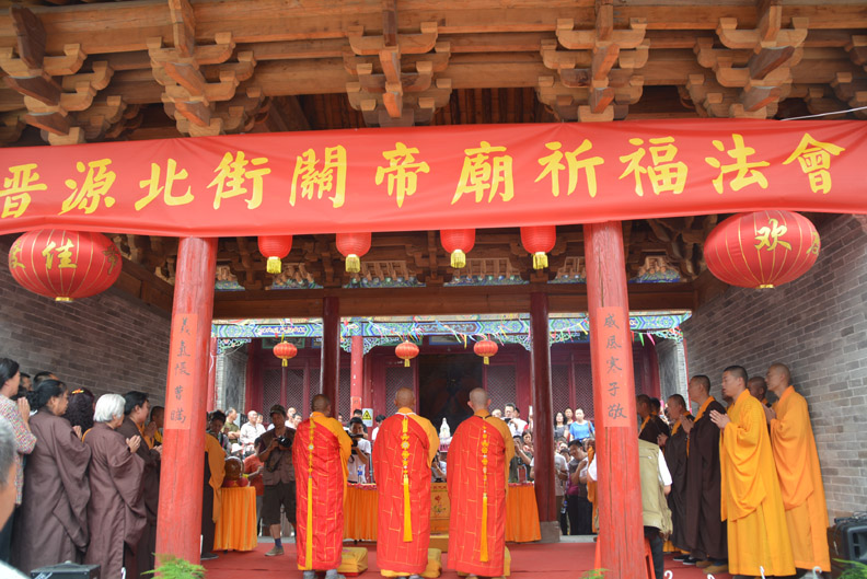 太原晉源北街關帝廟舉行祈福法會，現(xiàn)日暈天象