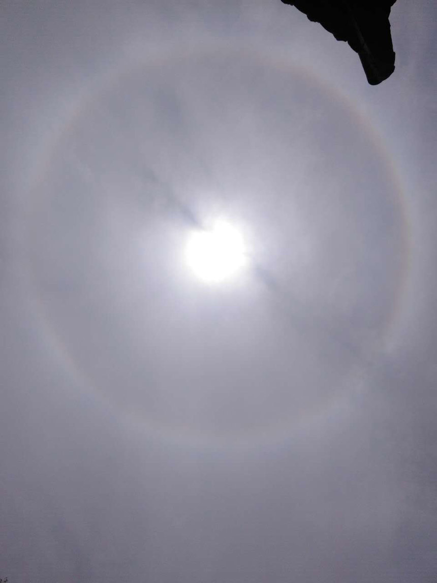 太原晉源北街關帝廟舉行祈福法會，現(xiàn)日暈天象