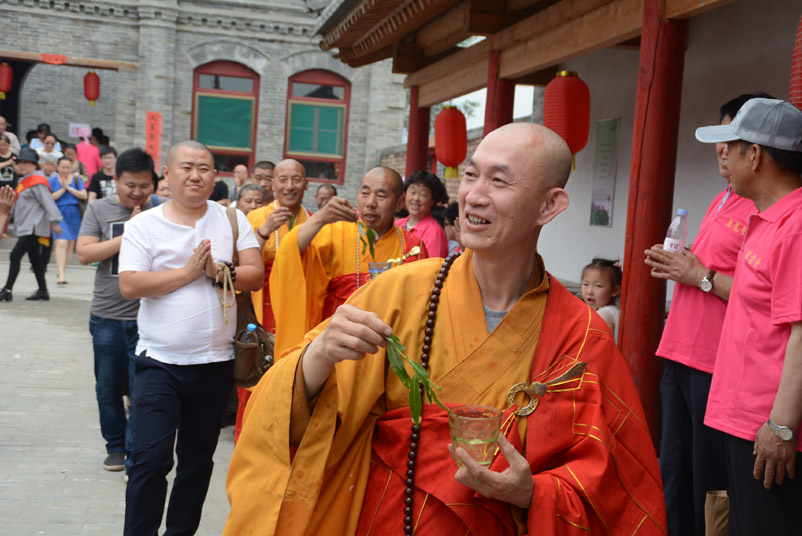 太原晉源北街關帝廟舉行祈福法會，現(xiàn)日暈天象