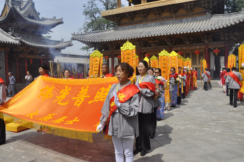 太原晉源北街關帝廟舉行祈福法會，現(xiàn)日暈天象