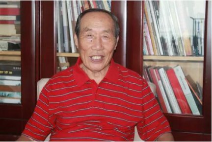 著名畫家?guī)燌櫡瞰I(xiàn)余熱為國家培養(yǎng)藝術(shù)人才受稱頌
