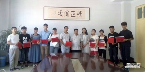 安陽民建會員秦憲法向市正一中學貧困生捐助