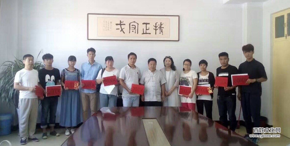 安陽民建會員秦憲法向市正一中學貧困生捐助
