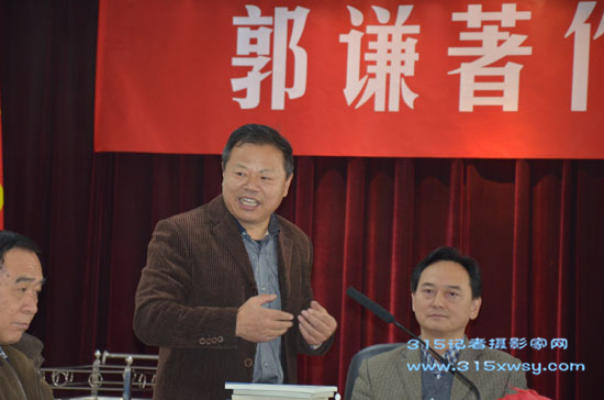 郭謙向中國現(xiàn)代文學館捐贈圖書、書畫作品儀式