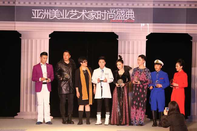 張紹飛斬獲亞洲全能藝人獎(jiǎng)，獻(xiàn)唱亞洲美業(yè)藝術(shù)家時(shí)尚盛典
