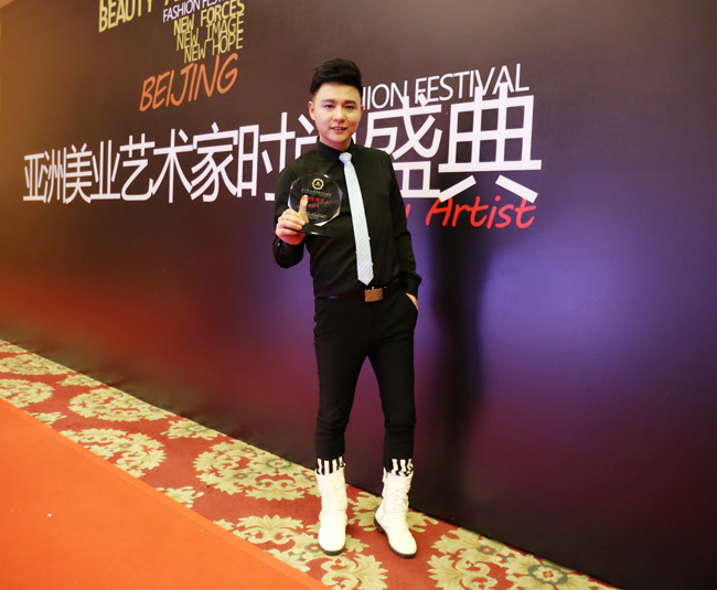 張紹飛斬獲亞洲全能藝人獎(jiǎng)，獻(xiàn)唱亞洲美業(yè)藝術(shù)家時(shí)尚盛典