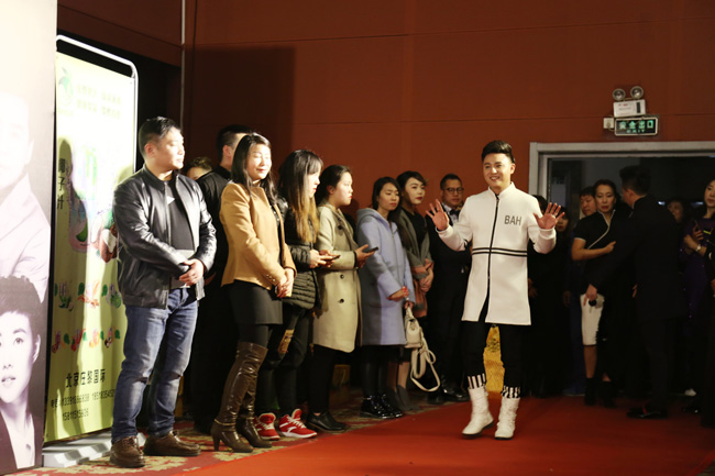 張紹飛斬獲亞洲全能藝人獎(jiǎng)，獻(xiàn)唱亞洲美業(yè)藝術(shù)家時(shí)尚盛典