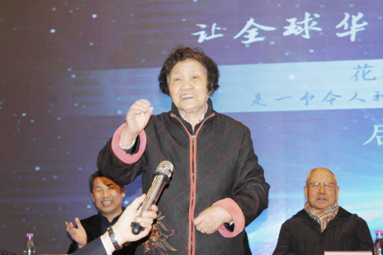 昂首挺胸100年新聞發布會在華人健康俱樂部隆重舉行